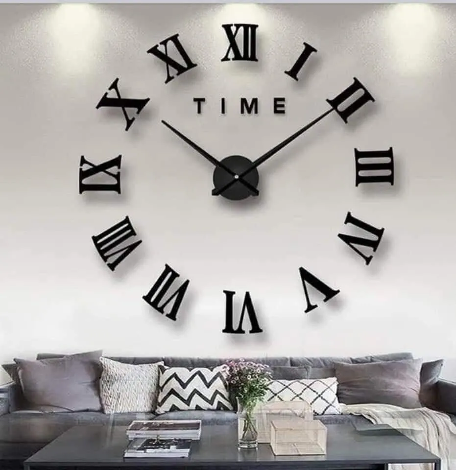 ساعة لاتيني كبيرة